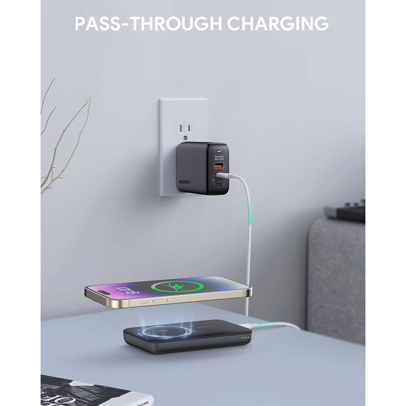 Aukey PB-MS01 MagLynk 6700mAh Magnetic Wireless Charging Power Bank (Black)
